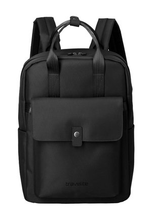 Schwarzer Travelite-Rucksack mit Frontklappe, doppelten oberer Tragegriffen, gepolsterten Schulterriemen und Reißverschluss-Hauptfach auf weißem Hintergrund.
