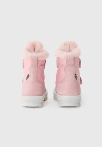 Rosa ankelstøvler med et ytre av semsket skinn og stoff, faux fur-fôr og en hvit gummisåle. Har doble borrelåser for enkel bruk.