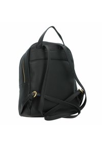 Zaino in pelle nera con finitura testurizzata, dettagli in metallo dorato, due spallacci e una maniglia superiore. Tasca laterale con zip visibile.