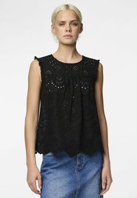 Haut sans manches noir avec une broderie en œillets délicate, un ourlet festonné et des accents de volants aux épaules, en tissu léger.
