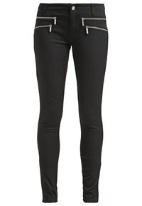 Jean skinny noir en tissu extensible, avec deux poches avant zippées et un design ajusté. Texture lisse avec un matériel minimal.