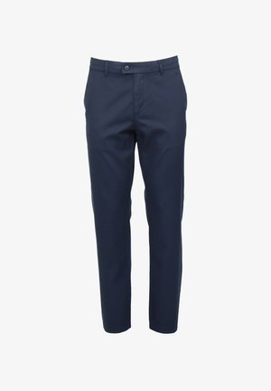 Tummansinisten räätälöityjen housujen valmistus sujuvasta kankaasta, napilla suljettuna, vyölenkeillä varustettuina ja suoran lahkeen muotoilulla.