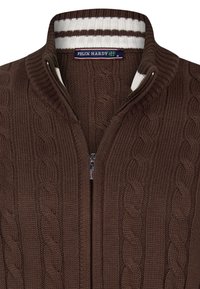 Hnědý pletený cardigan s zipovým zapínáním, s texturou kabelového pletení, s ribbed límcem s hnědými a bílými pruhy a štítkem na límci.