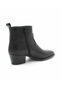 Stivali ankle in pelle nera con finitura liscia, cerniera laterale, punta rotonda e tacco basso a blocco. Cuciture accentuate sui lati.