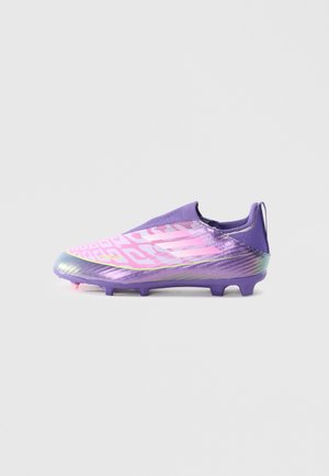 Cizmă de fotbal purpuriu cu un design elegant, finisaj lucios, accente roz, suprafață texturată și multiple cuie pentru tracțiune.