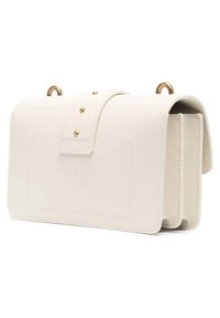 Borsa a tracolla in pelle bianca con un design strutturato, caratterizzata da un'apertura superiore e hardware dorato. Due scomparti e dettagli in rilievo.
