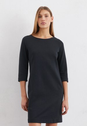 Zwarte jurk tot de knie met driekwart mouwen, ronde halslijn en een gladde textuur, met een eenvoudig ontwerp en zonder zichtbare patronen.