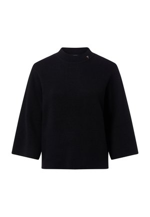 Schwarzer Strickpullover mit breiten Dreiviertelärmeln und einer kleinen goldenen Nadel am hohen Rundhalsausschnitt.
