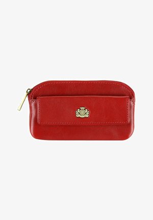 Portefeuille en cuir rouge avec fermeture éclair, doté d'une poche avant et d'un accent logo doré. Texture lisse et forme rectangulaire.
