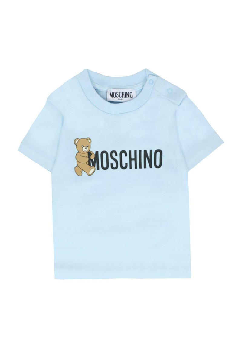 T-shirt Moschino azzurro baby con un grafico di un orsetto che abbraccia la lettera "M" del nome del marchio sul davanti.