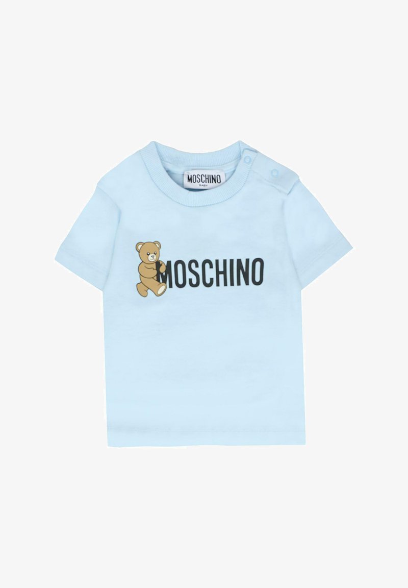 Błękitna koszulka Moschino z grafiką pluszowego misia przytulającego literę "M" w nazwie marki na przodzie.