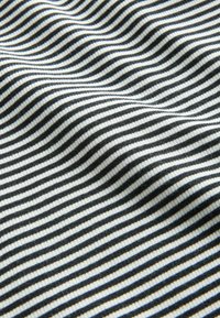 Tessuto a righe orizzontali strette in bianco e nero con trama visibile e pieghe delicate che creano un motivo ondulato.