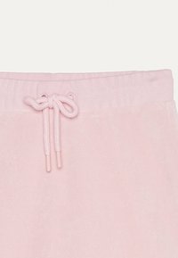 Rosa velour joggingbyxor med resårmidja och dragsnöre. Mjuk textur med en slät yta och kontrasterande snördetalj fram.