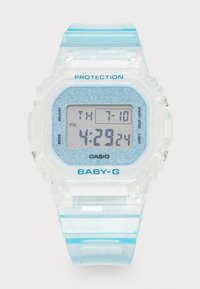 Montre numérique transparente avec un affichage accentué de bleu. Présente un cadran bleu à motif, un bracelet en résine transparente et un écran LCD facile à lire.