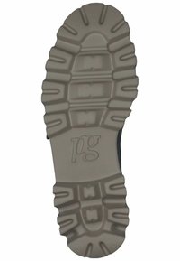 Gumová podrážka boty s hlubokým vzorkem pro lepší trakci, se vstřikovaným designem, hladkým povrchem a písmeny "pg" vyraženými ve středu.