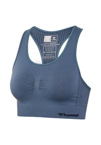 Niebieski sportowy biustonosz bezszwowy z wycięciem racerback, otworami wentylacyjnymi, nazwą marki "hummel" na taśmie i metką z informacją o pielęgnacji wewnątrz tylnego panelu.