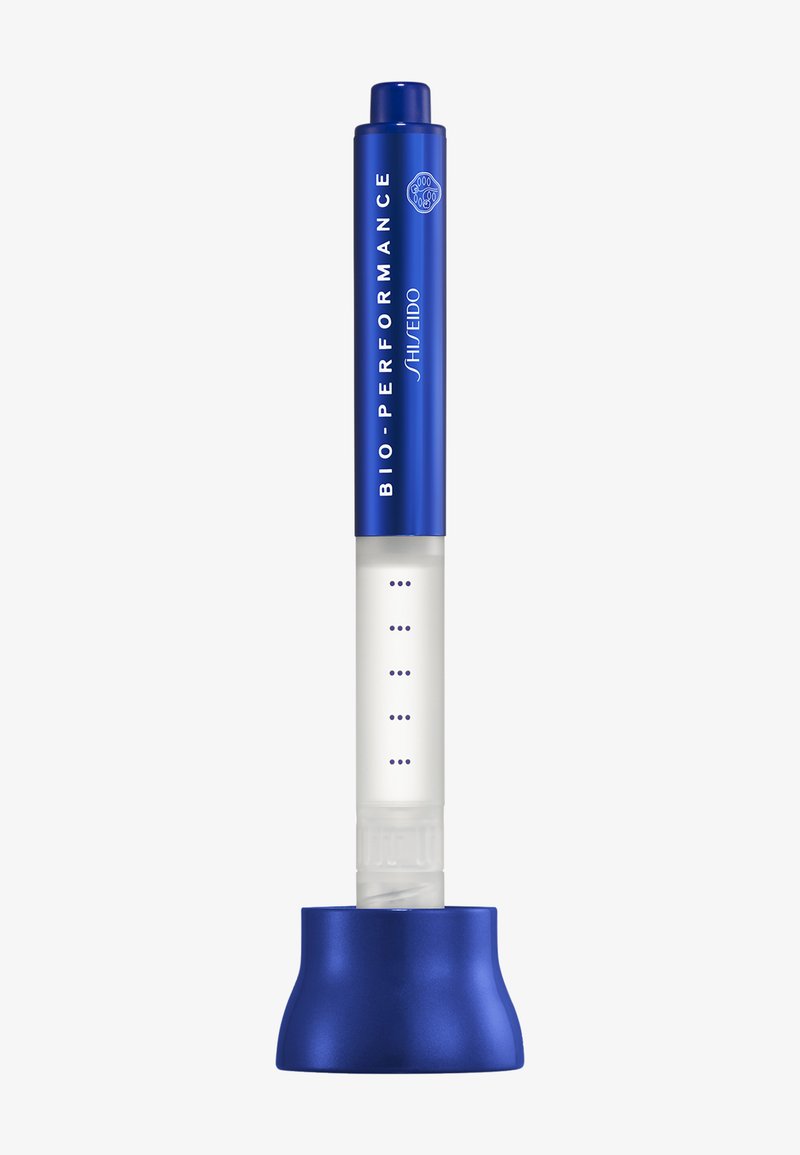 Produit Shiseido Bio-Performance avec un capuchon bleu, un corps blanc affichant des points de mesure et une base bleue arrondie, conçu pour l'application des soins de la peau.