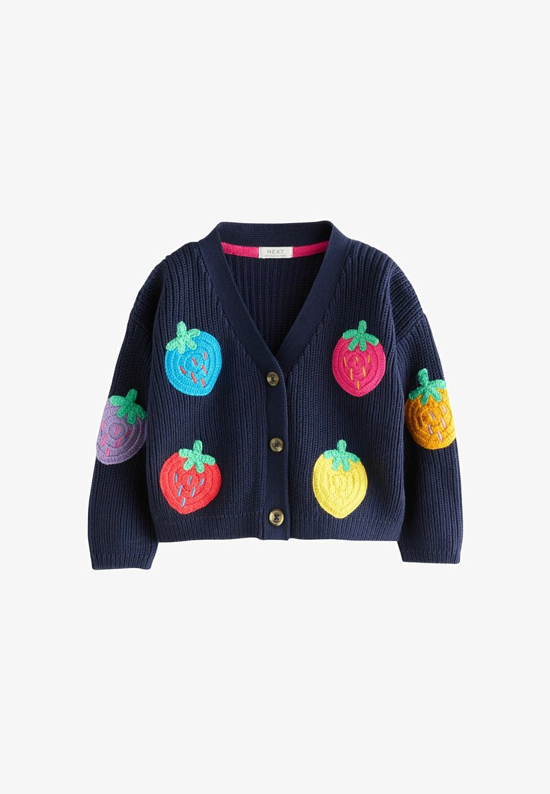 Cardigan lavorato a maglia blu navy con chiusura a bottoni, decorato con grandi fragole ricamate colorate in blu, rosa, rosso, giallo, viola e arancione.