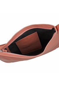 Bolso de cuero rosa con un acabado suave, que cuenta con un cierre de cremallera y un interior negro. Incluye un tarjetero marrón en el interior.