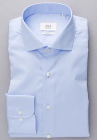 Camicia da uomo slim fit di colore azzurro chiaro, realizzata in tessuto liscio, con colletto a punta, bottoni bianchi e polso singolo.