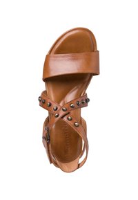 Brun lädersandal med breda remmar, kryssdesign och nitar. Fotbädden är slät med en naturlig finish.