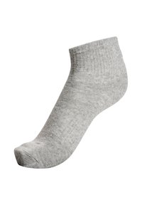 Grå ankelstrumpa gjord av mjukt, texturerat tyg. Har en ribbad kant och en rund tå, lämplig för avslappnad användning. Inga mönster eller detaljer.