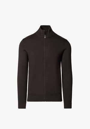 Ciemnobrązowy sweter z dzianiny na zamek błyskawiczny, z wysokim kołnierzem i długimi rękawami, przedstawiony na białym tle.
