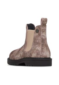 Hnědé semišové kotníkové boty s elastickými bočními panely, kulatou špičkou, strukturovaným povrchem, černou podešví a zadním poutkem pro snadné obouvání.