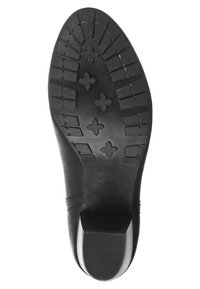 Czarna podeszwa buta z teksturowaną powierzchnią gumową, z wzorzystym bieżnikiem i gładkim obszarem pięty. Płaski fason z zaokrąglonymi krawędziami.