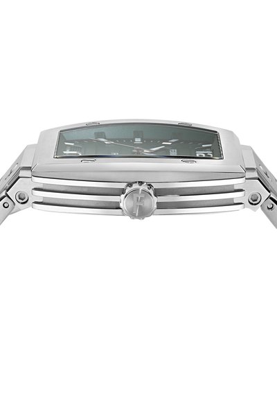 Ezüst rozsdamentes acél karóra téglalap alakú tokkal, ívelt üveggel, sötét számlappal és a logót ábrázoló, kiemelkedő koronával. Többsoros szíj textúra.