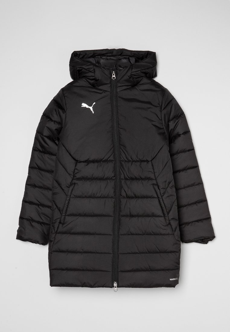 Gepolsterte schwarze Jacke mit Kapuze, ausgestattet mit einem Frontreißverschluss, seitlichen Taschen und einem weißen Puma-Logo auf der Brust. Texturiertes gestepptes Design.