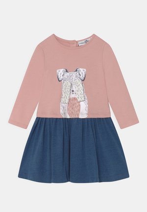 Langarm roze jurk met een marineblauwe rok en een hondenillustratie die de ogen bedekt aan de voorkant.