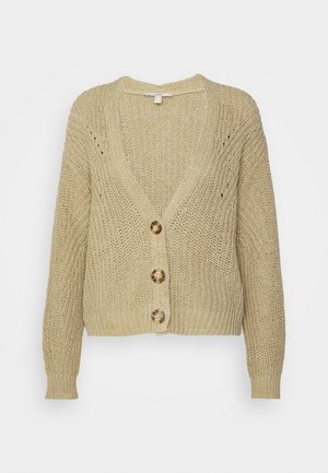 Cardigan beige en maille épaisse avec manches longues, col en V, poignets et ourlet côtelés, et trois gros boutons en écaille de tortue sur le devant.