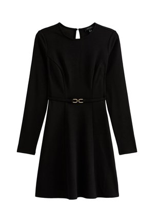 Robe longue noire à manches longues en ligne A avec encolure ronde et ceinture fine ornée d'une boucle dorée à la taille.