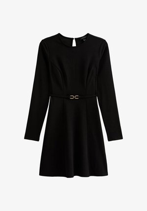 Robe longue noire à manches longues en ligne A avec encolure ronde et ceinture fine ornée d'une boucle dorée à la taille.