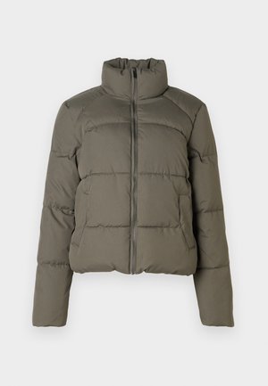 Olíva zöld, párnázott kabát magas gallérral, teljes elöl cipzárral és oldalsó zsebekkel, egy sima világos háttér előtt.