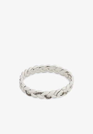 Bracelet tressé en argent comprenant des maillons lisses avec une surface texturée et des pierres strass incrustées pour accentuer le design.