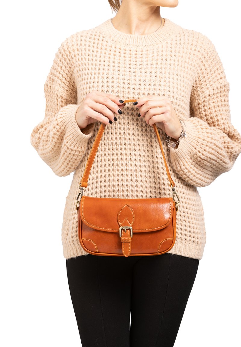 Borsa a tracolla in pelle marrone con pattina pieghevole, dettaglio fibbia e una breve tracolla. La texture a maglia beige intrecciata contrasta con la superficie liscia della borsa.