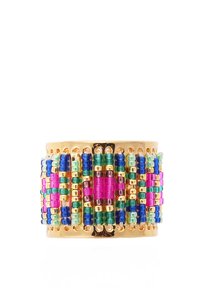 Bague colorée en perles avec une base en métal doré. Des perles roses, vertes, bleues, dorées et violettes forment un design à motifs. Large bande texturée.