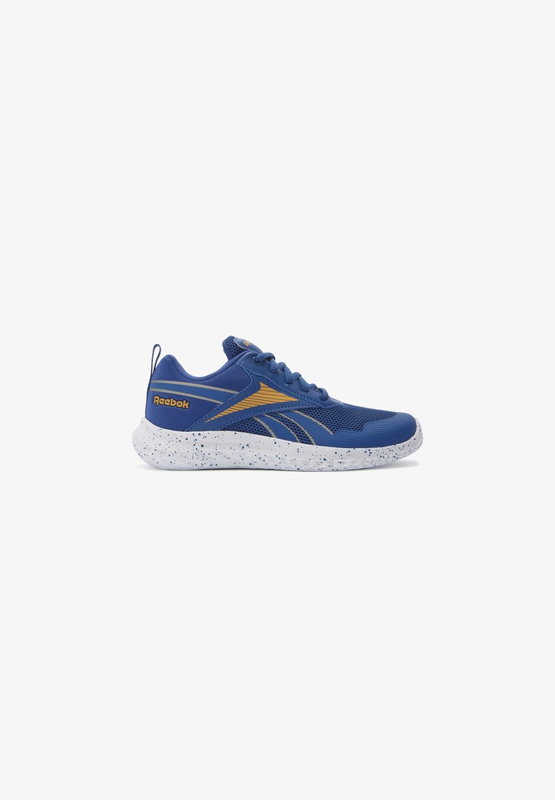 Sapatilha atlética azul com parte superior em malha, apresentando detalhes em dourado e uma sola branca salpicada. Design leve, acolchoada para conforto.
