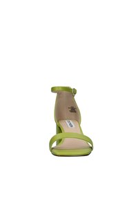 Sandalo verde con cinturini, punta chiusa e cinturino alla caviglia. Realizzato in materiale sintetico liscio, presenta un tacco a blocco e un design minimalista.