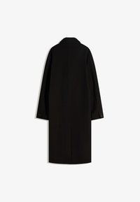 Zwarte wollen jas met een lange, rechte silhouet, voorzien van een klassieke kraag en knoopdetails op de mouwen. Minimalistisch ontwerp.