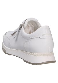 Weiße Ledersneaker mit strukturiertem Finish, ausgestattet mit einem Reißverschluss und einem gepolsterten Innenraum, auf einer leichten, strukturierten Sohle.