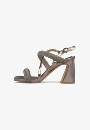 Gevlochten hoge hakken sandaal in metallic brons met gestructureerde bandjes en een faux suede voetbed. Chunky, geometrisch ontwerp van de hak.