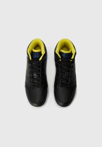 Sorte lær sneakers med perforert tå, gul polstret innside, blå detaljer og svarte skolisser. Midt-topp design som passer til uformell bruk.