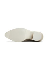 Suela de zapato con una superficie suave color crema y un patrón texturizado en rayas. Borde redondeado con ligera curvatura, con una mínima marca visible.
