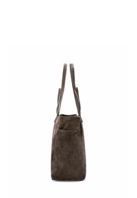 Brązowa zamszowa torba tote z długimi uchwytami, pokazana z boku, na jednolitym białym tle.