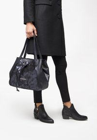 Nero Giardini I343571D Borsa A Mano Da Donna In Materiale Tecnico