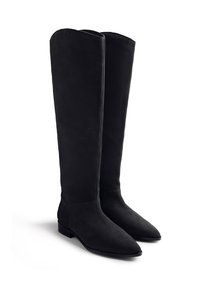 Botas de ante negras hasta la rodilla con puntera puntiaguda y suela plana, que presentan una textura suave y un diseño elegante. Sin herrajes ni acentos visibles.