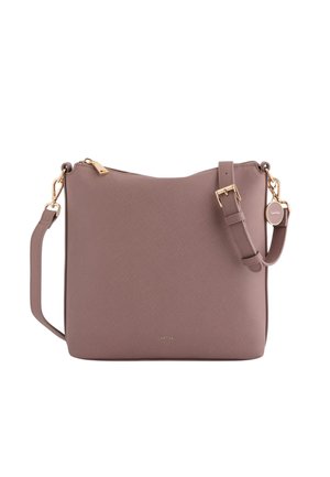 Mittelgroße Schultertasche aus strukturiertem synthetischem Material in Mauve. Verfügt über goldfarbene Hardware, einen verstellbaren Riemen und ein eingeprägtes Logo-Detail.